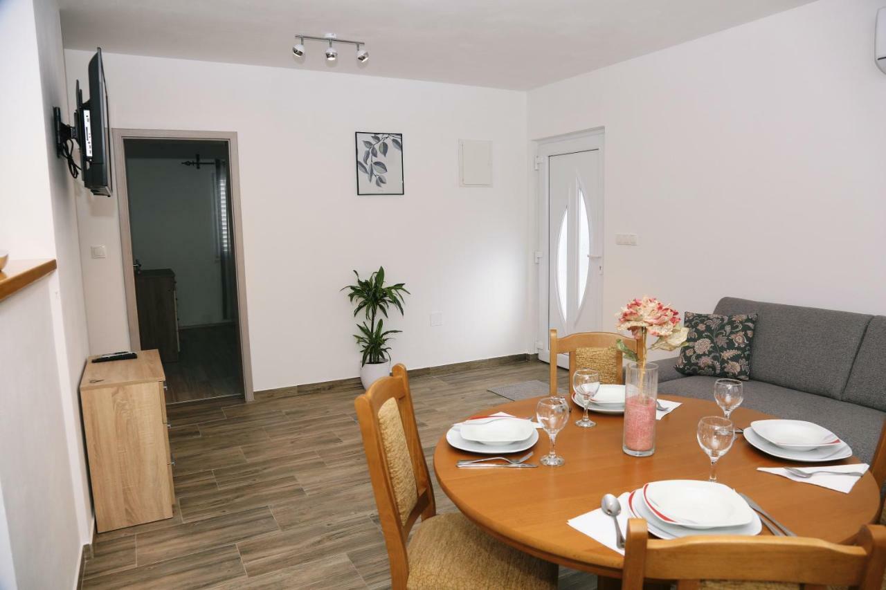 Apartments Tonia Br. 1 Zavalatica Exterior foto